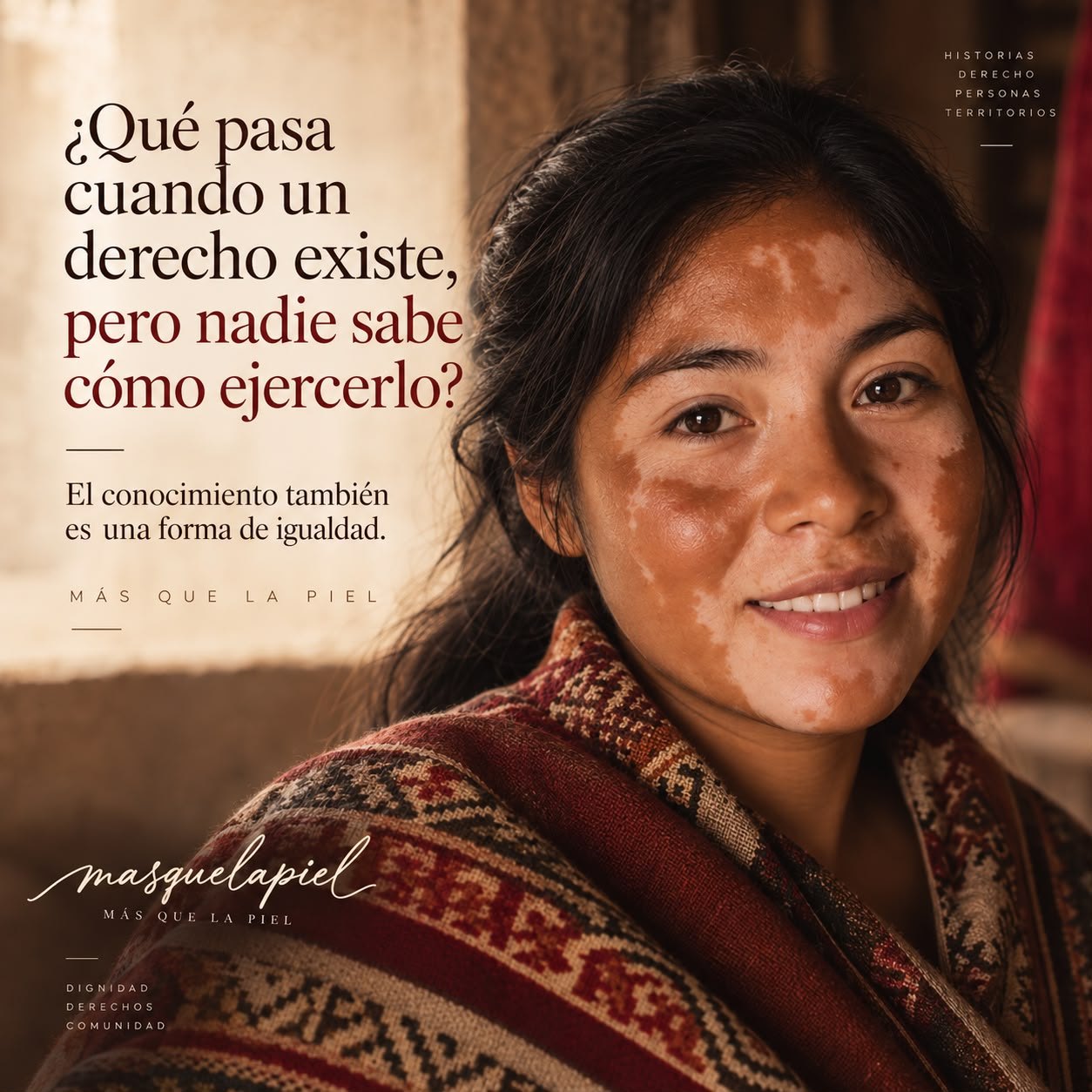Joven andina con vitiligo y manta tejida. Texto: ¿Qué pasa cuando un derecho existe, pero nadie sabe cómo ejercerlo? El conocimiento también es una forma de igualdad.